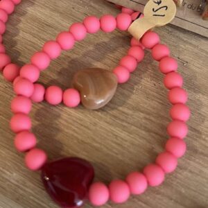 Bracelet perles roses fuchsia coeur bordeaux