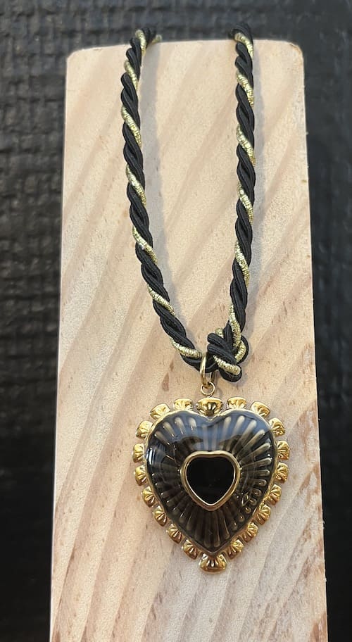 Collier ras de cou en cordon nir et doré coeur metal noir