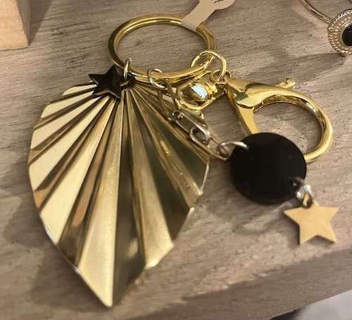 Porte clé étoile noir et doré